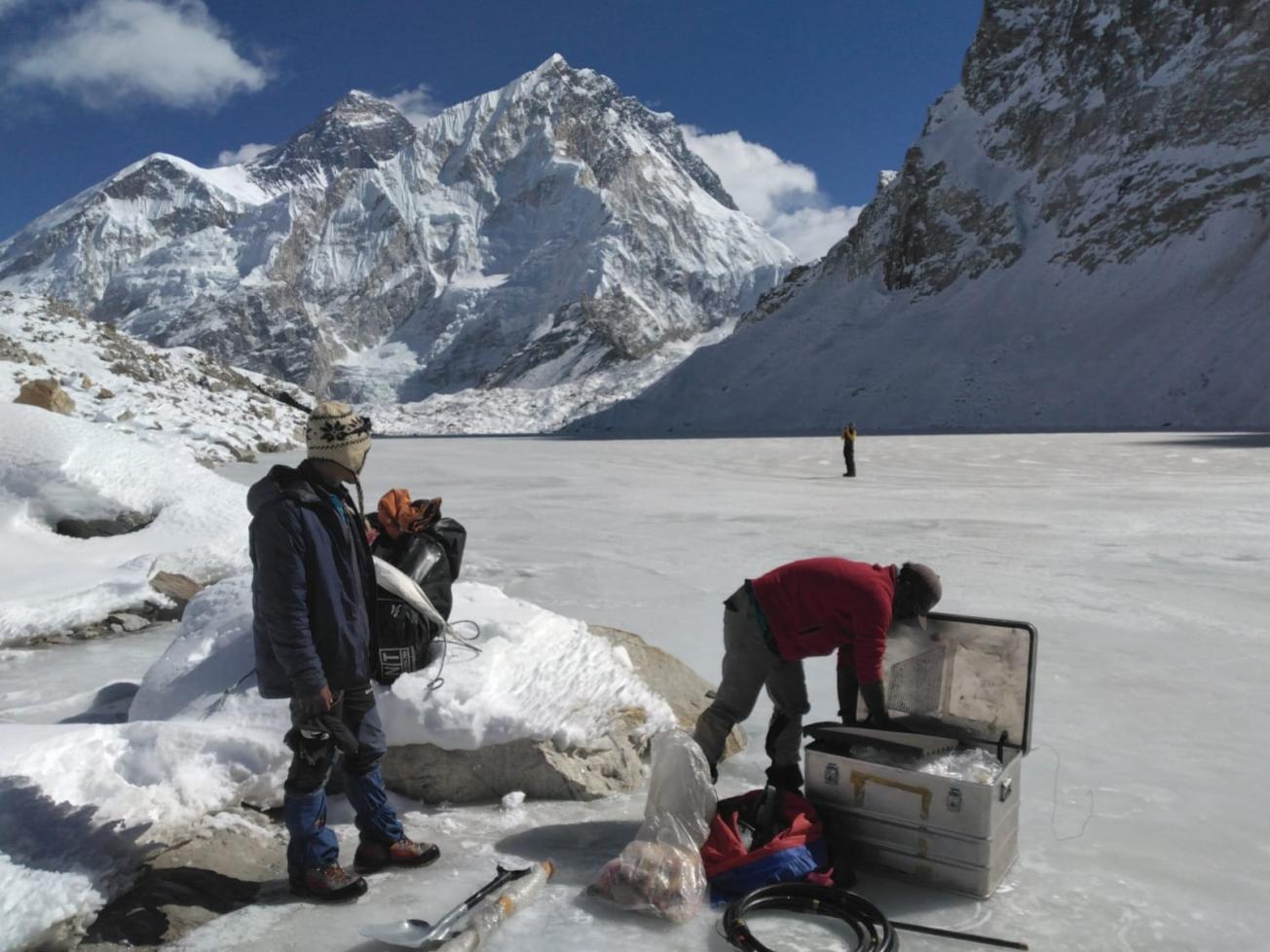 Lac glaciaire au pied du glacier Shangri Nup retenu par des moraines holocènes et plus anciennes.