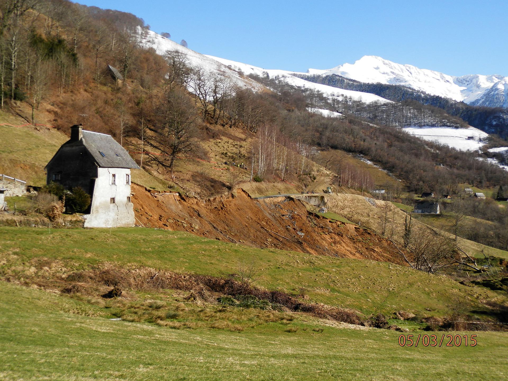 Dégâts suite au glissement de Gazost : route emportée et habitation détruite (Hautes-Pyrénées, Midi-Pyrénées, février 2015).