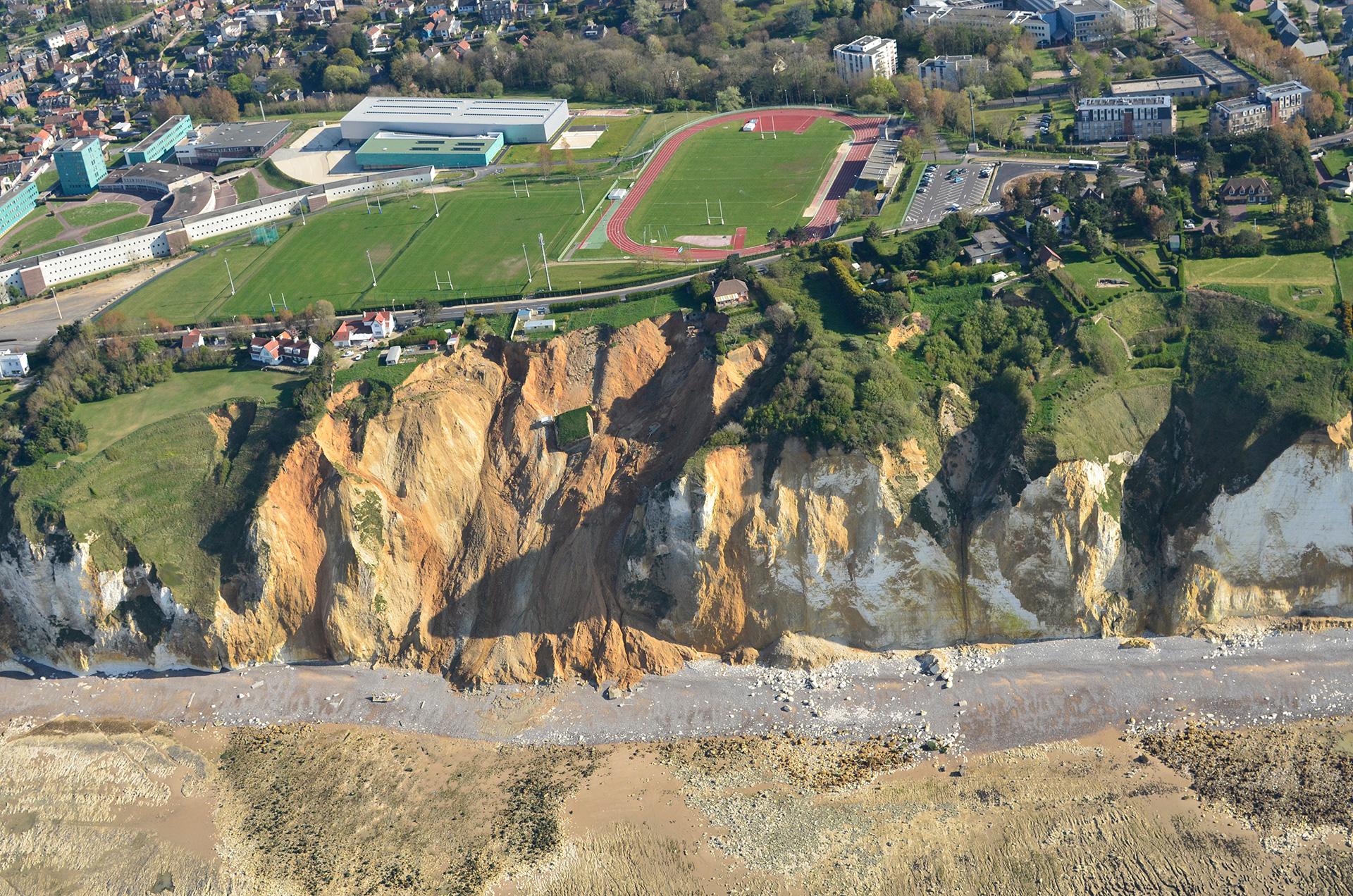 Effondrement lié à une poche de matériaux argilo-sableux au sein d’une falaise de craie entre Dieppe et Pourville menaçant une route, des habitations et un stade (Seine-Maritime, 2014).
© BRGM - Thomas Dewez
Effondrement lié à une poche de matériaux argilo-sableux au sein d’une falaise de craie entre Dieppe et Pourville menaçant une route, des habitations et un stade (Seine-Maritime, 2014).