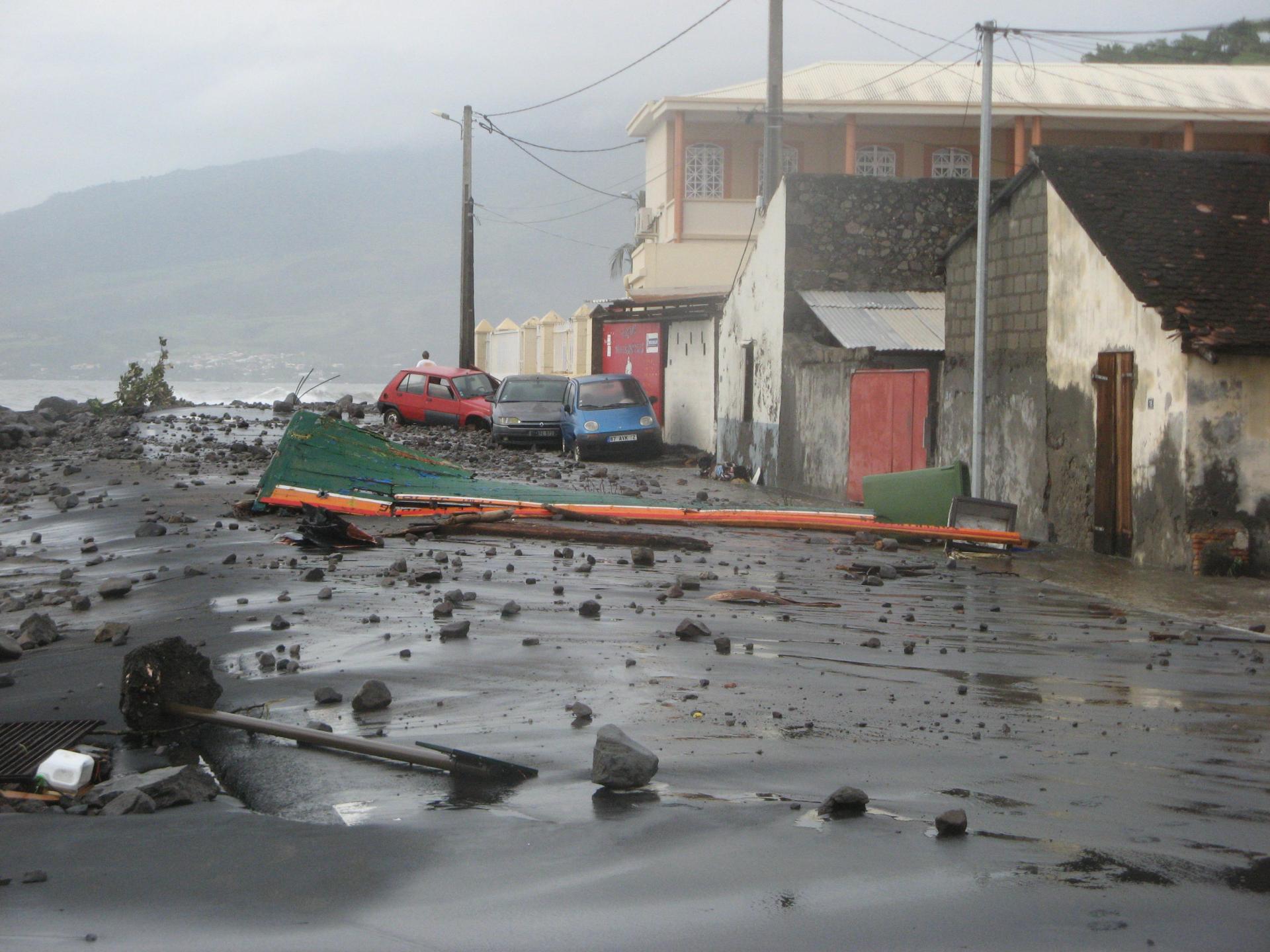 Dégâts causés par la houle cyclonique OMAR du 16 octobre 2008 (Martinique, 2008).© BRGM - Anne-Valérie Barras La houle cyclonique OMAR du 16 octobre 2008 en Martinique