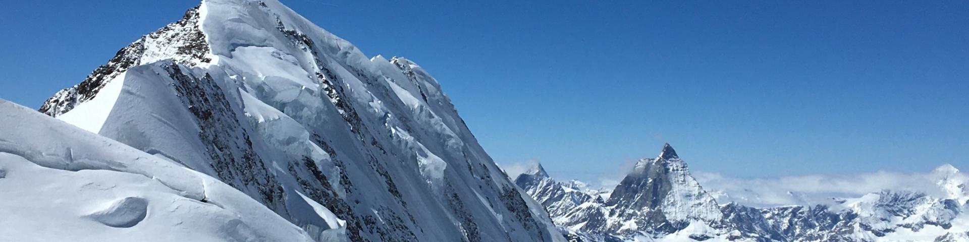Vue sur l’arête Ouest-Est du Lyskamm (4532 m) et le Mont Cervin (4478 m) au fond. La montagne fut surnommée "Mangeur d’hommes" car, autrefois, les cordées ne cessaient de chuter depuis les corniches de la crête (Massif du Mont Rose, à la frontière italo-suisse, 2023).© BRGM - Rowena Stead Vue sur le Lyskamm