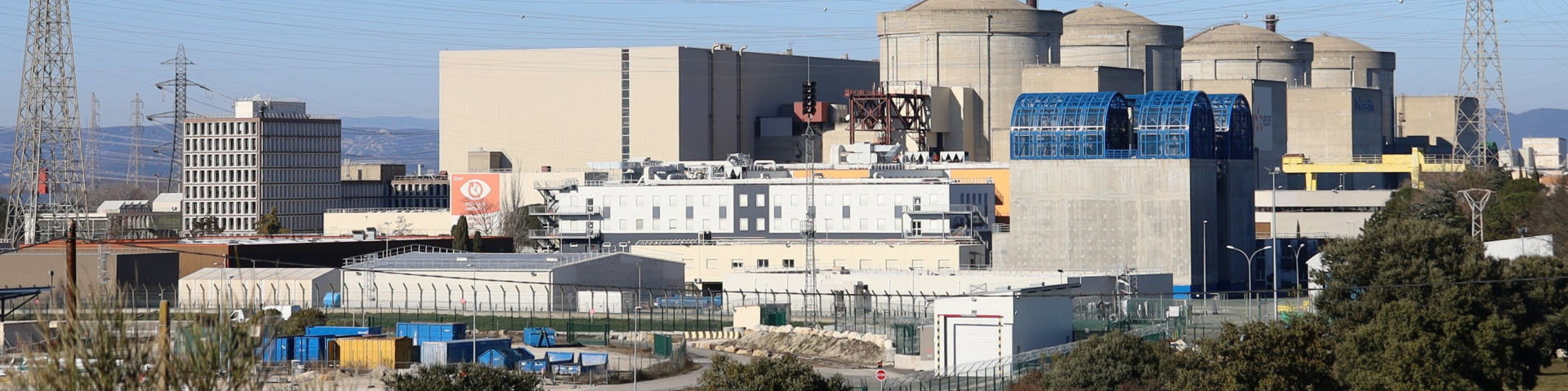 La centrale nucléaire du Tricastin, vue de l'extérieur, ville de Saint Paul Trois Chateaux, département de la Drome, France© Adobe Stock La centrale nucléaire du Tricastin, vue de l'extérieur, ville de Saint Paul Trois Chateaux, département de la Drome, France