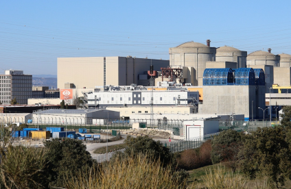 La centrale nucléaire du Tricastin, vue de l'extérieur, ville de Saint Paul Trois Chateaux, département de la Drome, France