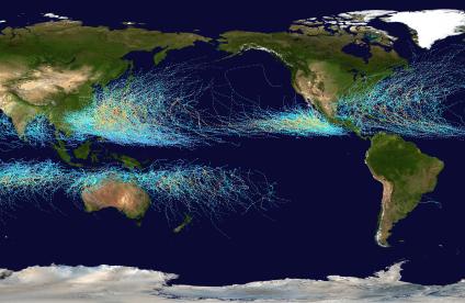 Cette carte montre les traces de tous les cyclones tropicaux qui se sont formés entre 1985 et 2005. Les points montrent l'emplacement des cyclones à des intervalles de six heures, et leur couleur indique leur intensité sur l'échelle de Saffir-Simpson © NASA