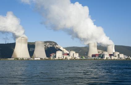 Vue d'ensemble de la centrale nucléaire de Cruas-Meysse, au bord du Rhône