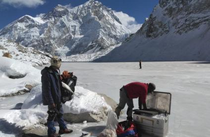 Lac glaciaire au pied du glacier Shangri Nup retenu par des moraines holocènes et plus anciennes