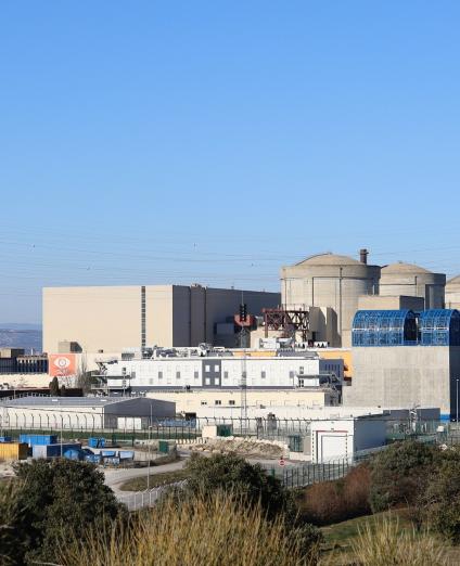 La centrale nucléaire du Tricastin, vue de l'extérieur, ville de Saint Paul Trois Chateaux, département de la Drome, France © Adobe Stock