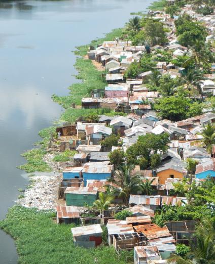 Vue du quartier Domingo Savio de Santo Domingo, sur les rives du fleuve Ozama © BRGM - Daniel Monfort