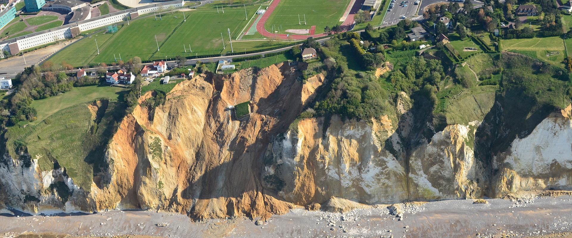 Effondrement lié à une poche de matériaux argilo-sableux au sein d’une falaise de craie entre Dieppe et Pourville menaçant une route, des habitations et un stade (Seine-Maritime, 2014).