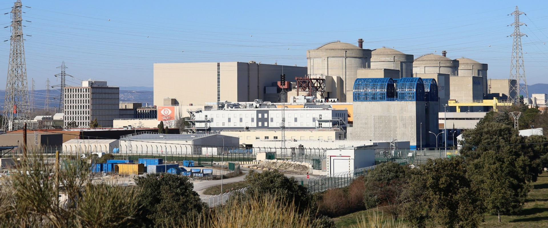 La centrale nucléaire du Tricastin, vue de l'extérieur, ville de Saint Paul Trois Chateaux, département de la Drome, France