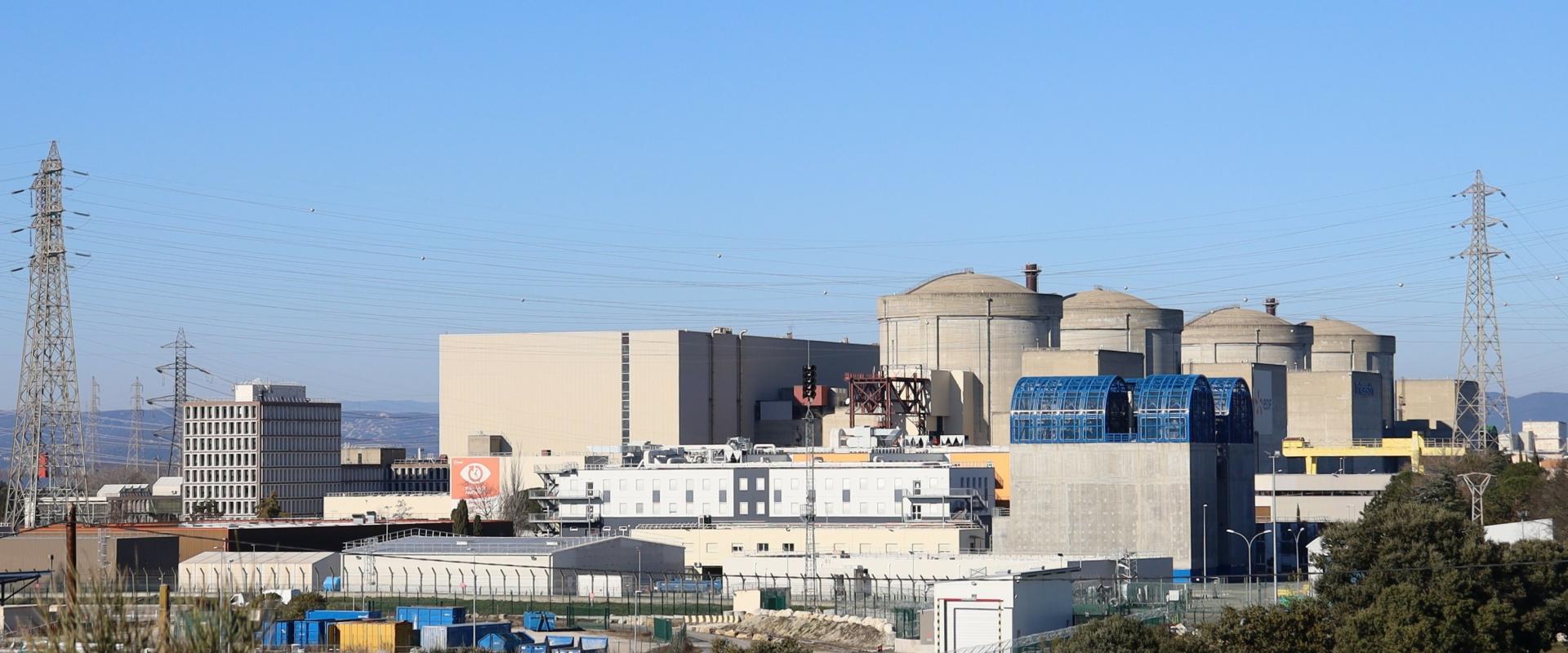 Centrale nucléaire du Tricastin, vue de l'extérieur, ville de Saint Paul Trois Chateaux, département de la Drome, France