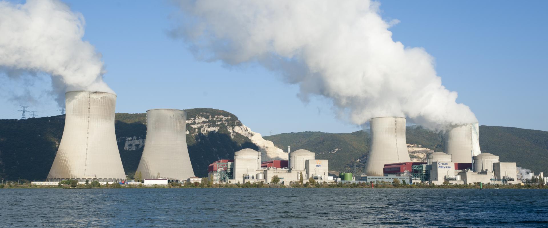 Vue d'ensemble de la centrale nucléaire de Cruas-Meysse, au bord du Rhône