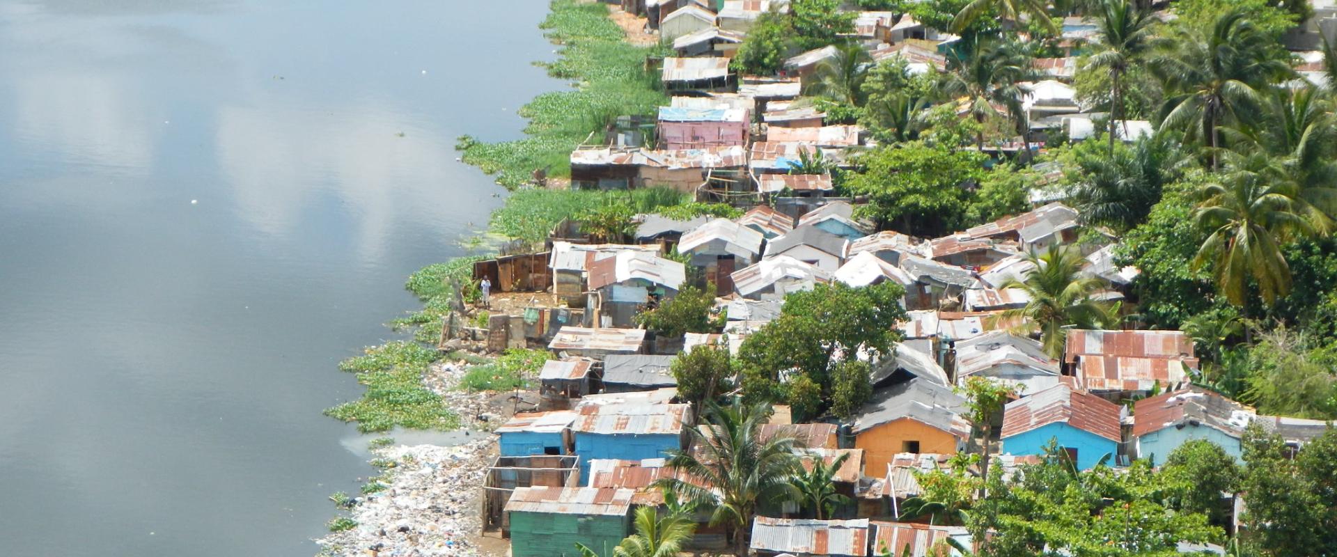 Vue du quartier Domingo Savio de Santo Domingo, sur les rives du fleuve Ozama © BRGM - Daniel Monfort