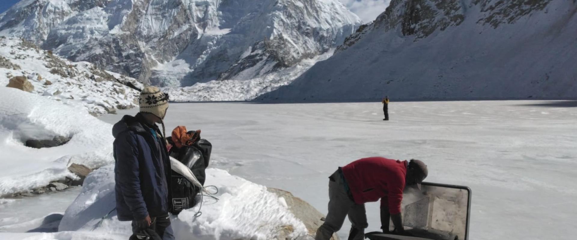 Lac glaciaire au pied du glacier Shangri Nup retenu par des moraines holocènes et plus anciennes