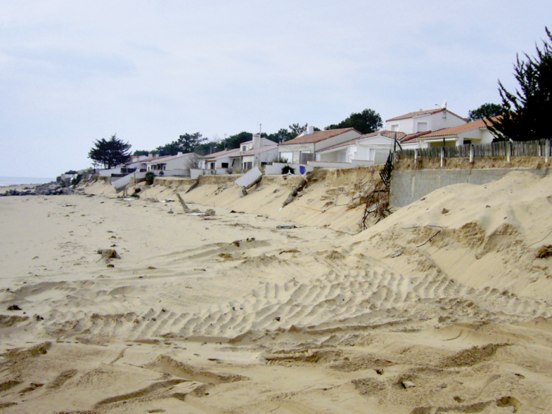 Dégâts sur les maisons causés par l’érosion de la dune à la Tranche-sur-Mer, suite à la tempête Xynthia (Vendée, 2010).© BRGM - Rodrigo Pedreros Erosion de la dune à la Tranche-sur-Mer