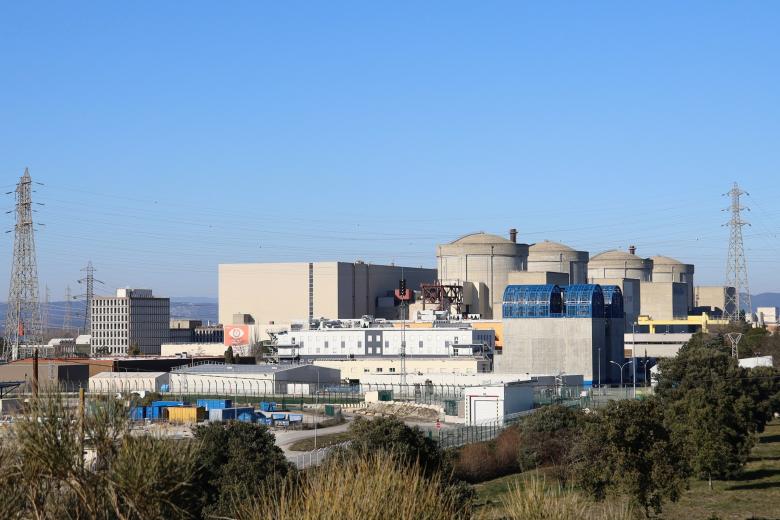 La centrale nucléaire du Tricastin, vue de l'extérieur, ville de Saint Paul Trois Chateaux, département de la Drome, France