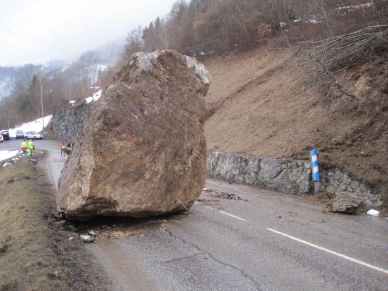 Bloc rocheux ayant atteint une route, Savoie, février 2014 © CD73, J.-P. Clatot. Publié dans Eckert, N., Mainieri, R., Bourrier, F., Giacona, F., Corona, C., Le Bidan, V., & Lescurier, A. (2020). Revue Française de Géotechnique, (163), 3 Bloc rocheux ayant atteint une route, Savoie, février 2014