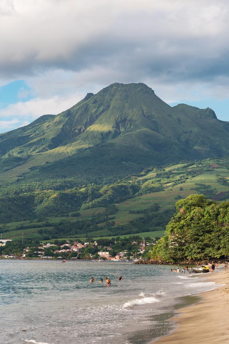 La Montagne Pelée vue depuis la plage de l'Anse Turin 
